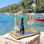 Bay * Vela Luka